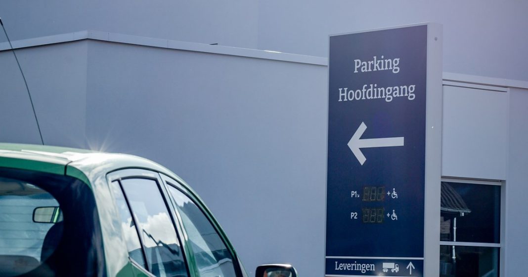 Parkeerbord P1 en P2 aan AZ Sint-Lucas in Brugge