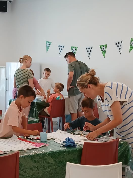 Kinderen tijdens een creatieve workshop in een museum in Knokke-Heist