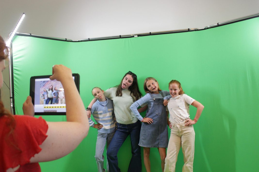 Jongeren poseren voor een green screen in de Bibliotheek Oostende