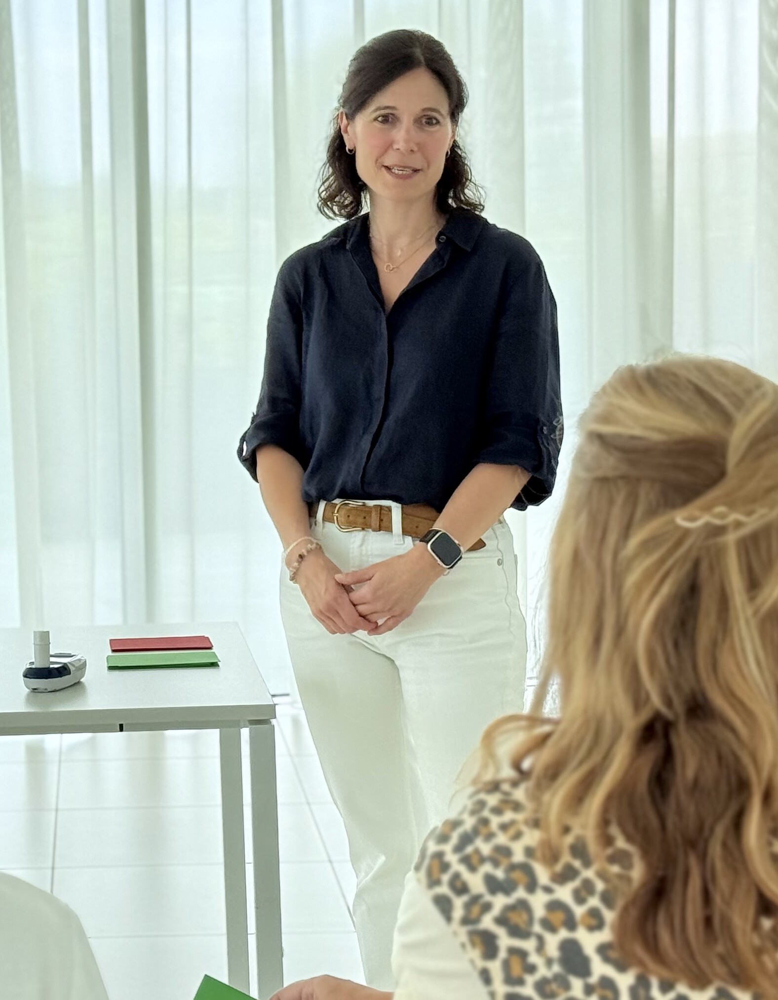 Tabakoloog bij rookstopconsultatie AZ Zeno met meetapparatuur