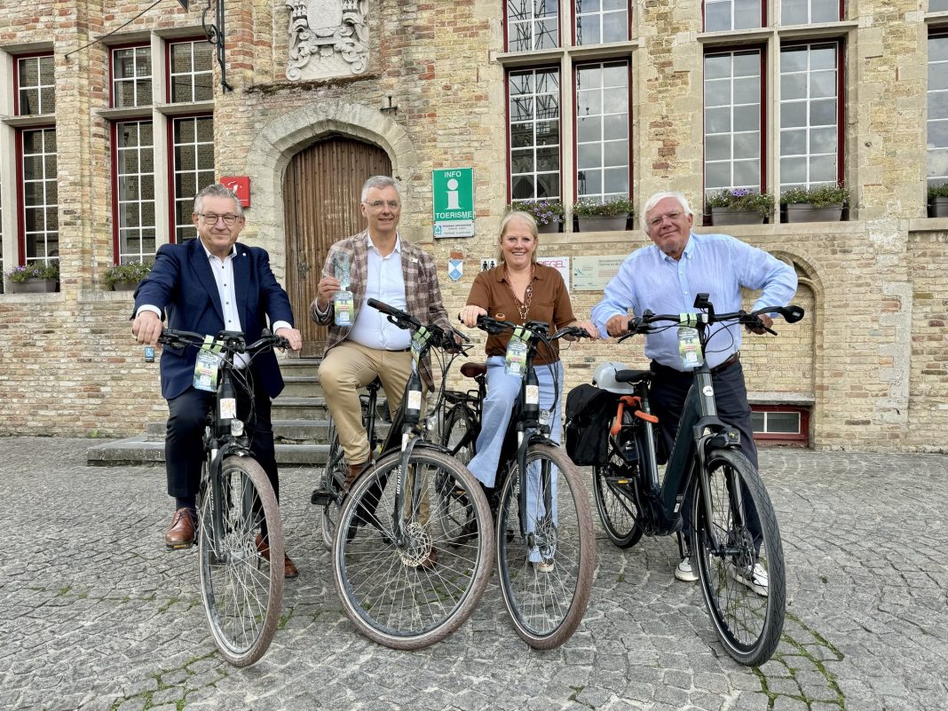 Lancering fietstocht Visit Bruges Route App aan het stadhuis van Damme