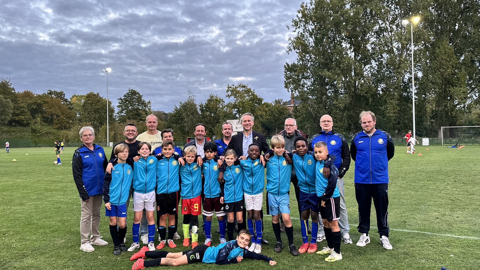 Voetbalclub Dosko krijgt ledverlichting op zijn eerste veld in Sint-Kruis