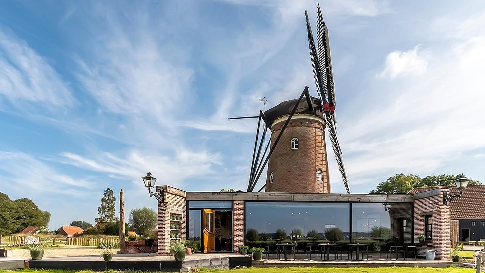 Bruidsparen kunnen zondag gratis naar een trouwbeurs in de molen van Schoondijke