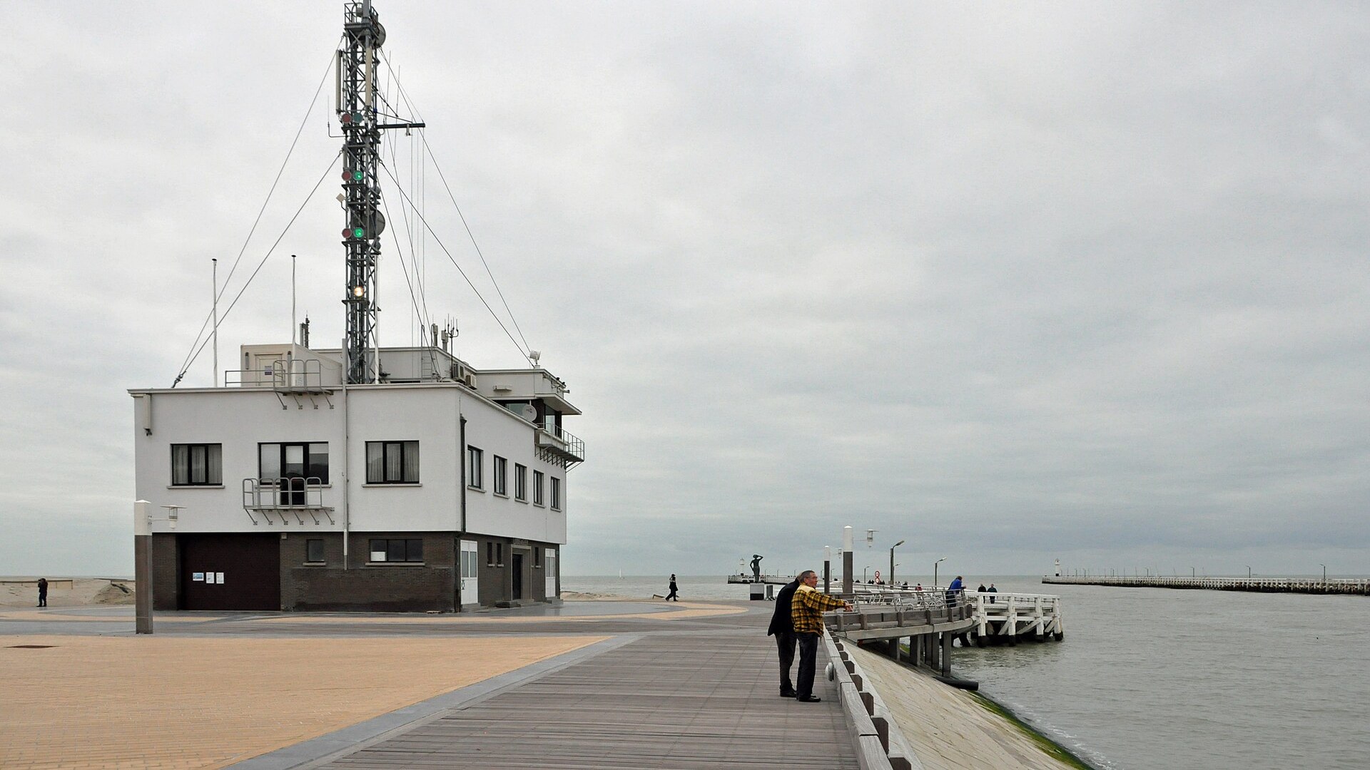 Stalen kering voor de stormvloedkering in Nieuwpoort blijft voorlopig in Nederland, de vaargeul blij