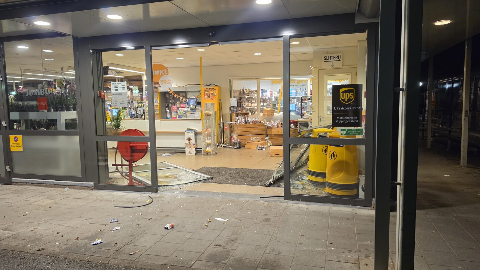 Auto ramt de Jumbo in Breskens, dader gaat ervandoor met kleingeld en drank