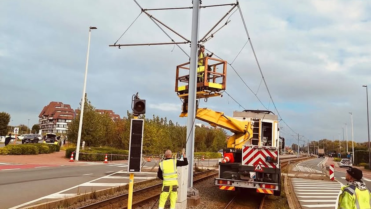 Vrachtwagen raakt bovenleiding van de kusttram in Oostduinkerke, Albert I-laan deels dicht