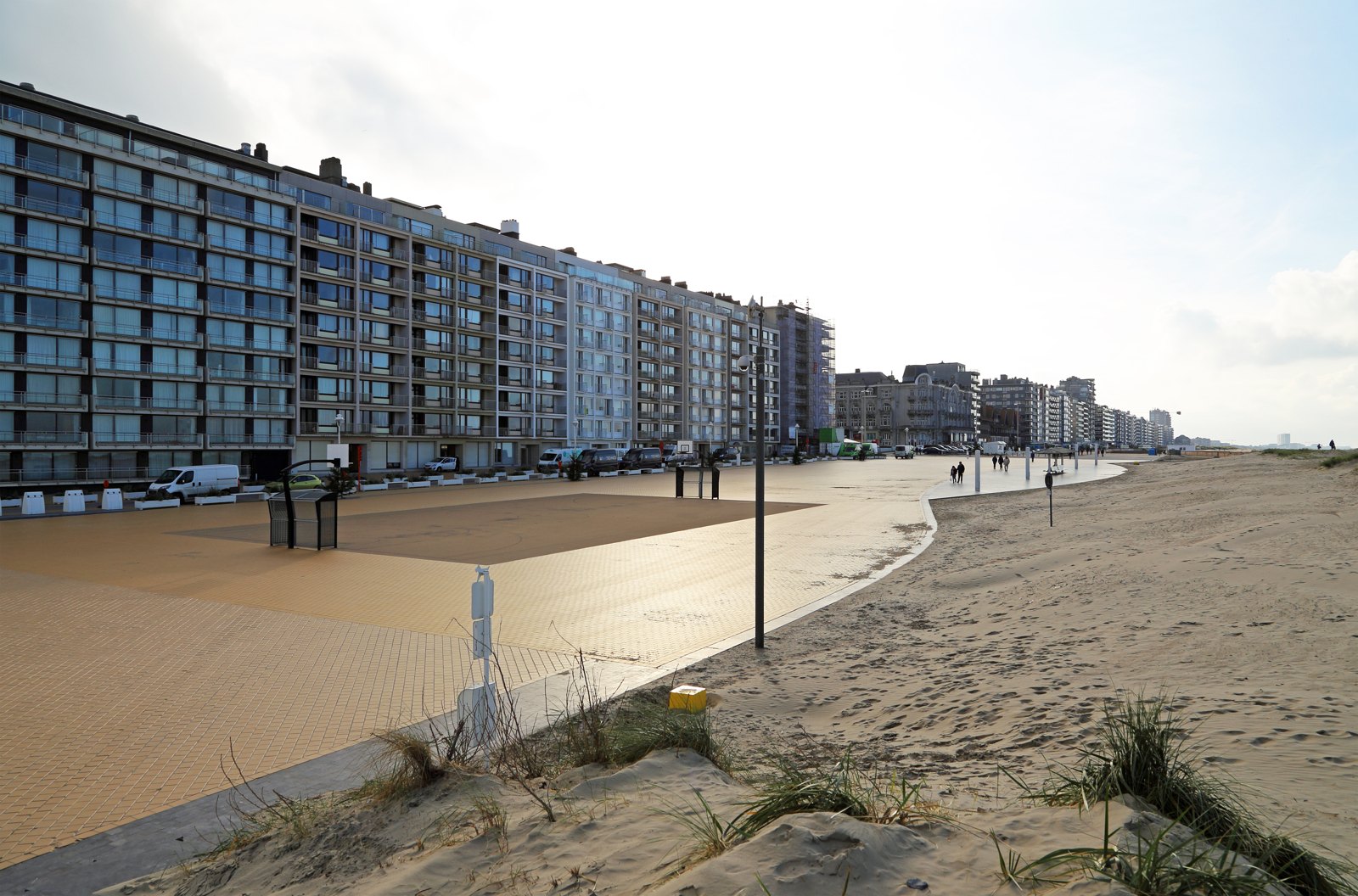 Brandweer helpt bewoners van twee flats in Nieuwpoort-Bad na felle regenbuien