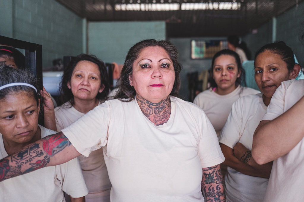 Exposées dans le cadre de Visa pour l'Image, un groupe de femmes incarcérées à la prison d'Ilopango au Salavdor.