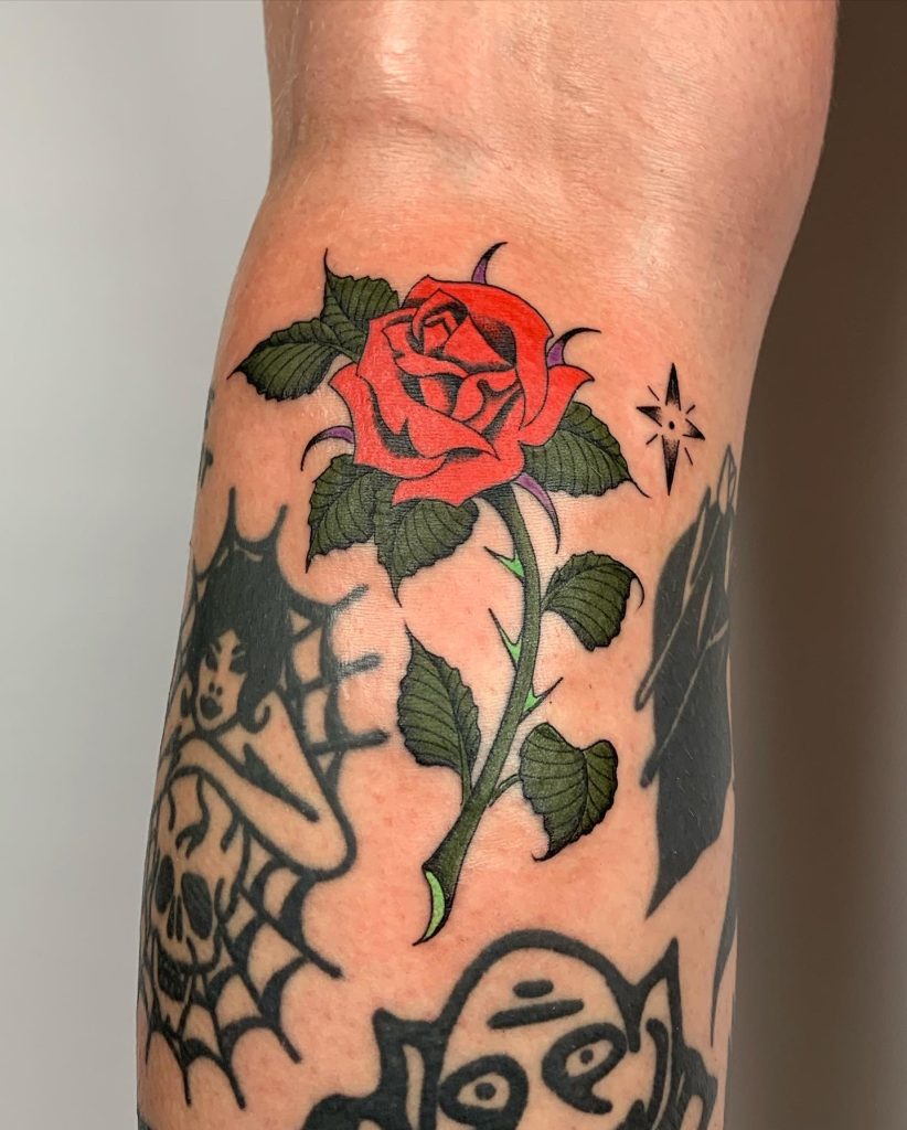 Le tatouage old school à motif de roses de Emma Lola Bodard