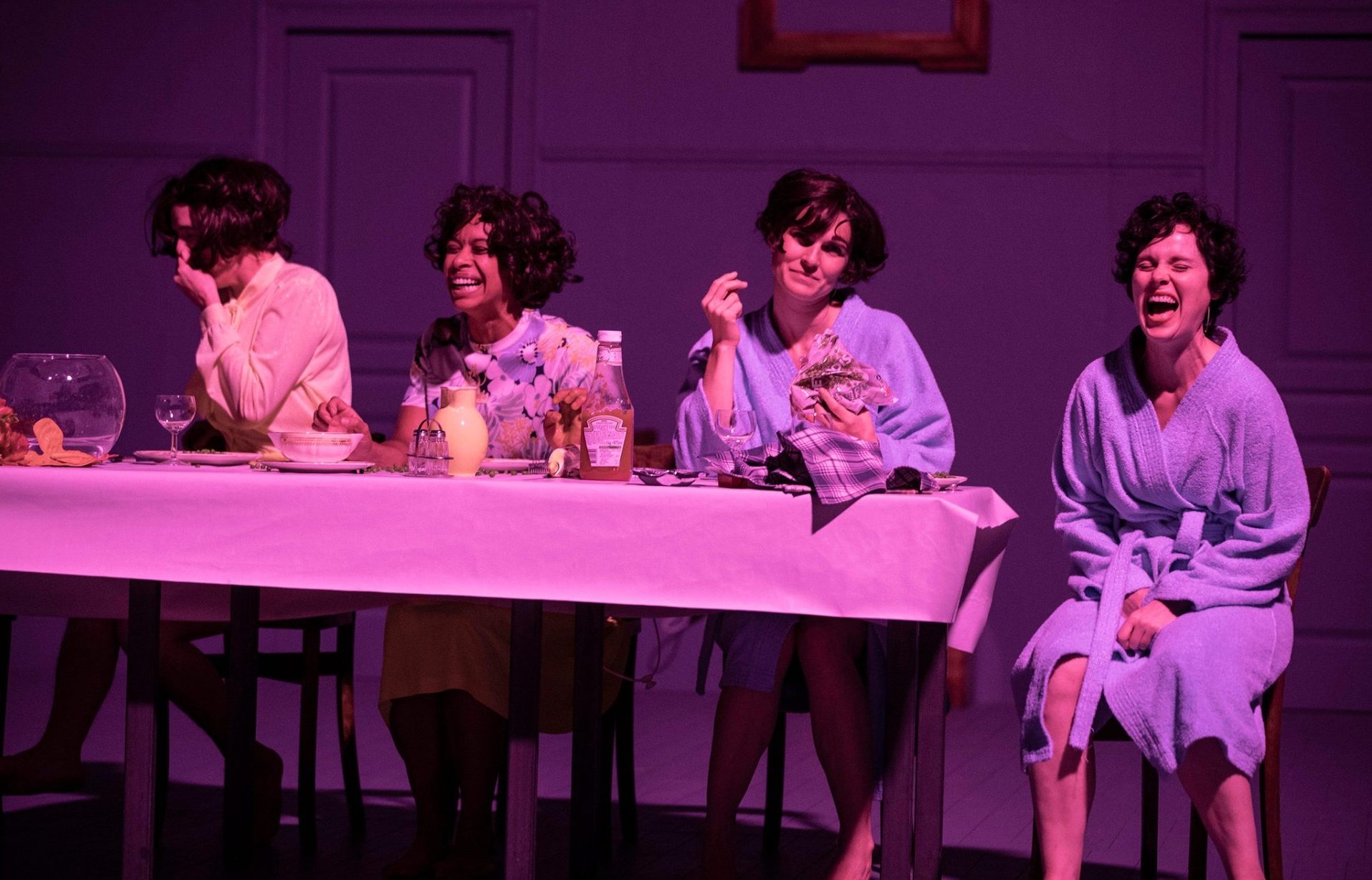Huit Heures Ne Font Pas Un Jour Julie Deliquet Aux 13 Vents : un fascinant bal des folles