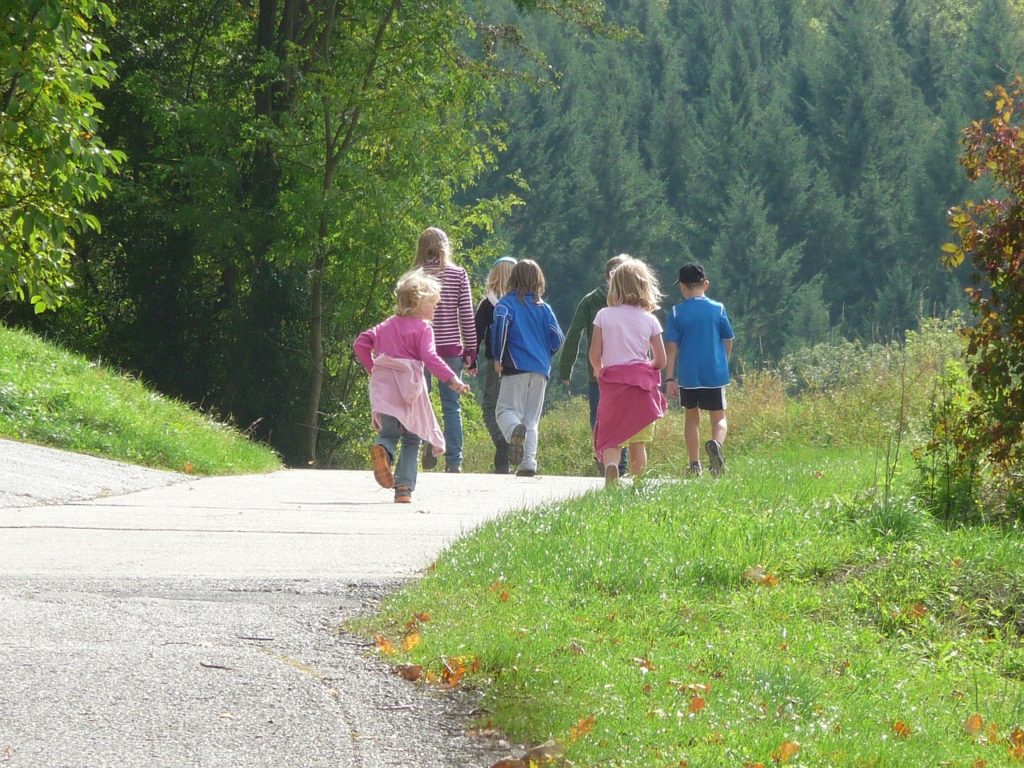 family-outing-421653_1280