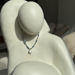 collar Rocío azul, blanco y bronce