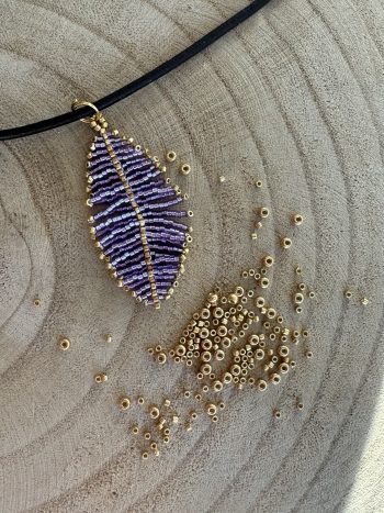 collar Cecilia morado metálico