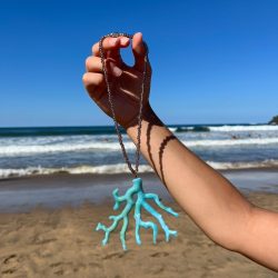 collar coral azul y marrón