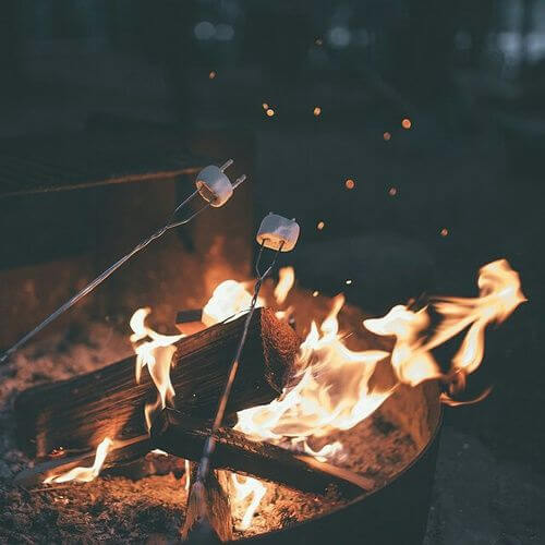Le plaisir simple autour d'un feu