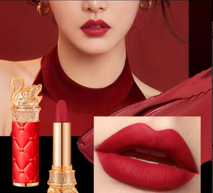 X Roland Luxury Velvet Matte Lipstick – lyxigt matt läppstift i elegant förpackning."