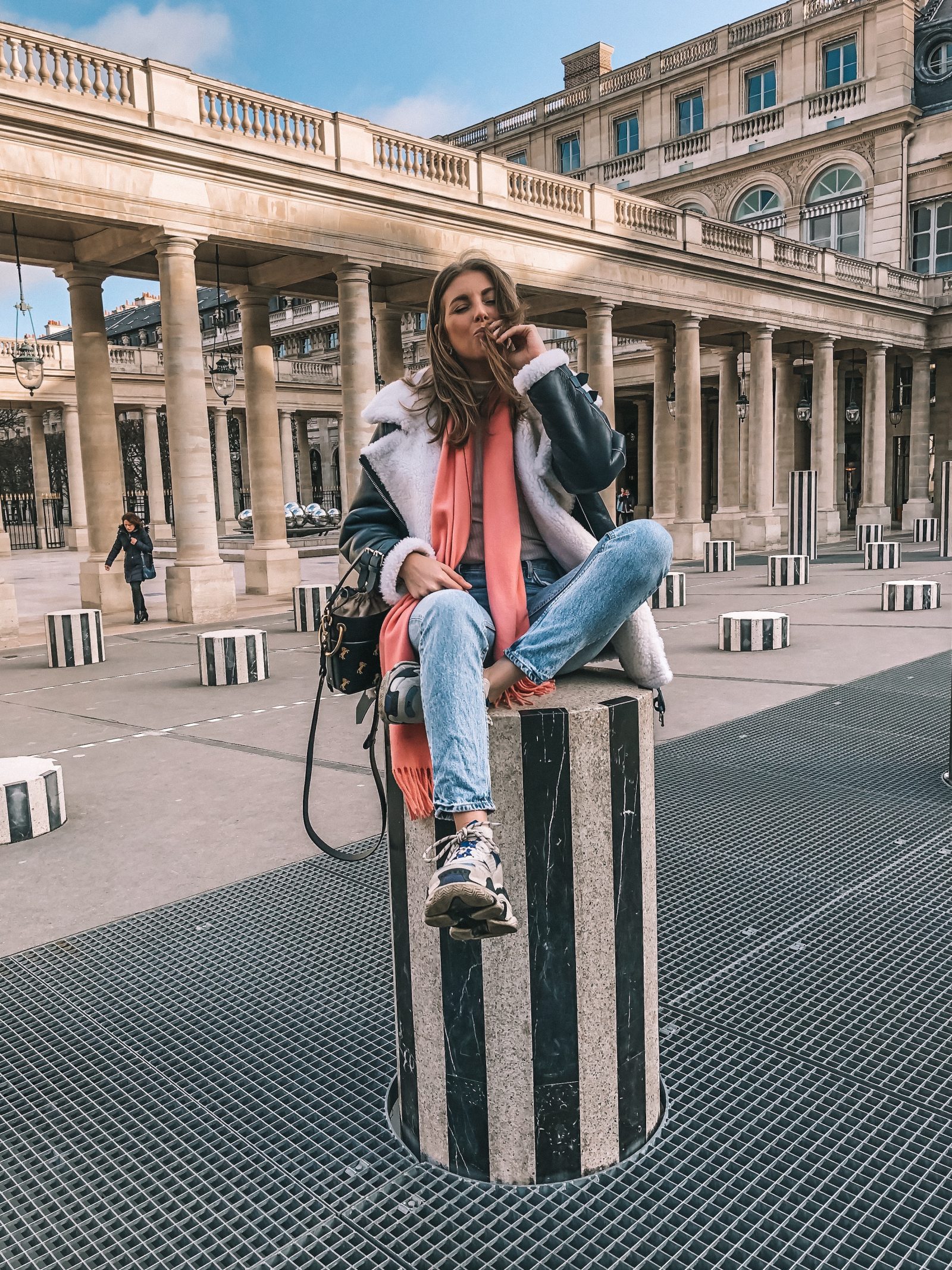 Paris City Guide - Black & White Collumns