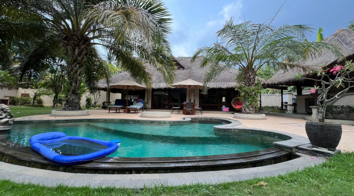 Charming Villa with Expansive Garden Oasis for Sale in Tejakula – 20 Mins from North Bali Airport Development