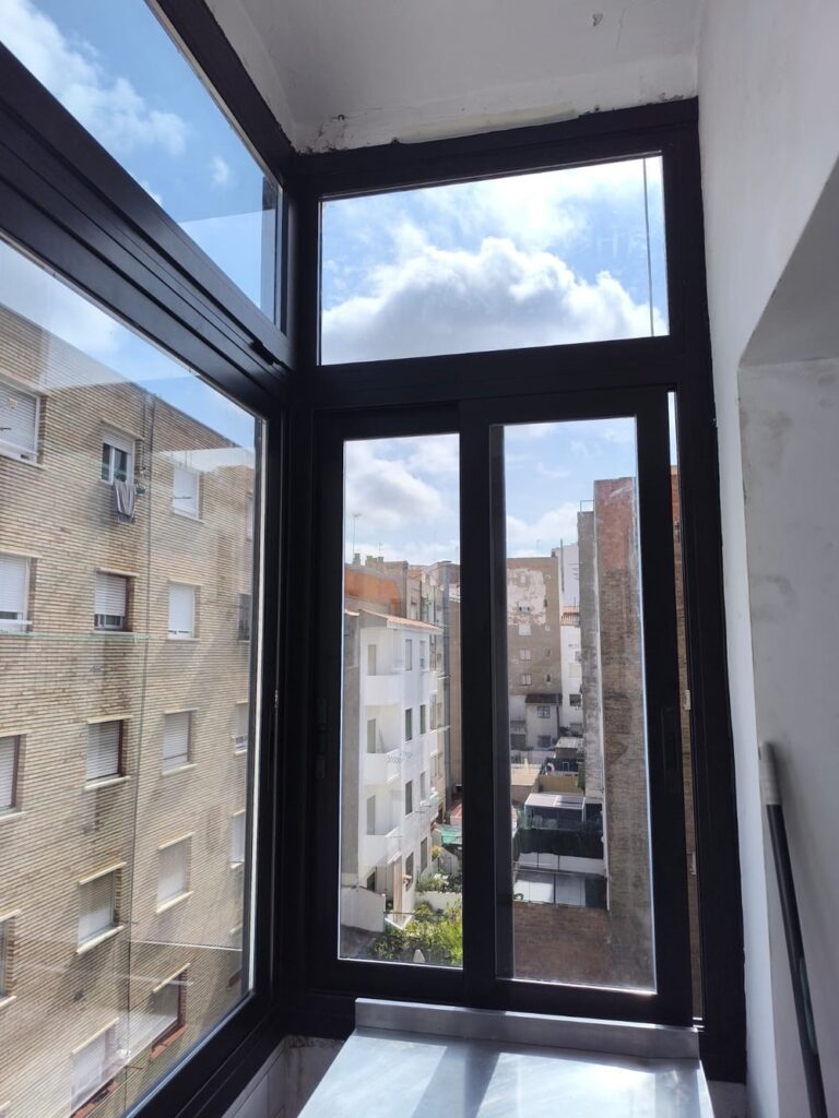 Ventana de pvc y aluminio de la empresa lucana cerramientos