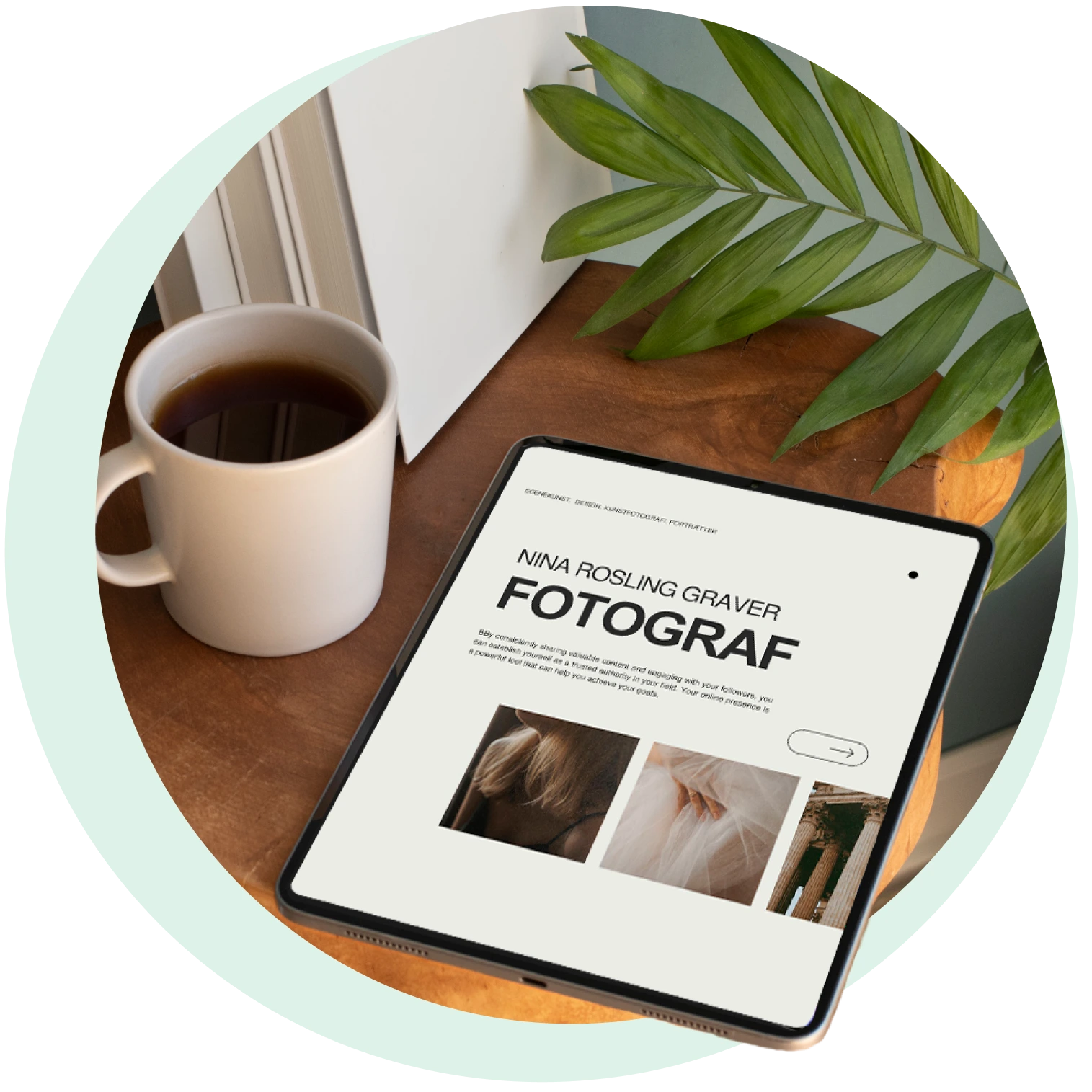 En ipad ligger på et bord med et billede af en fotografs nye hjemmeside