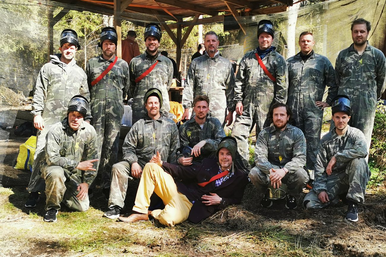 Möhippa och Svensexa i Skaraborg 7 Svensexa i gruppfoto som spelar paintball