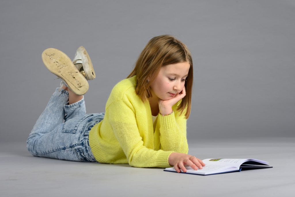 Zia met een boek