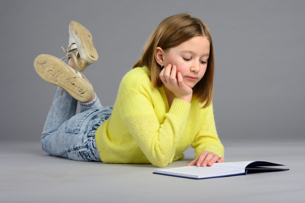 Zia met een boek