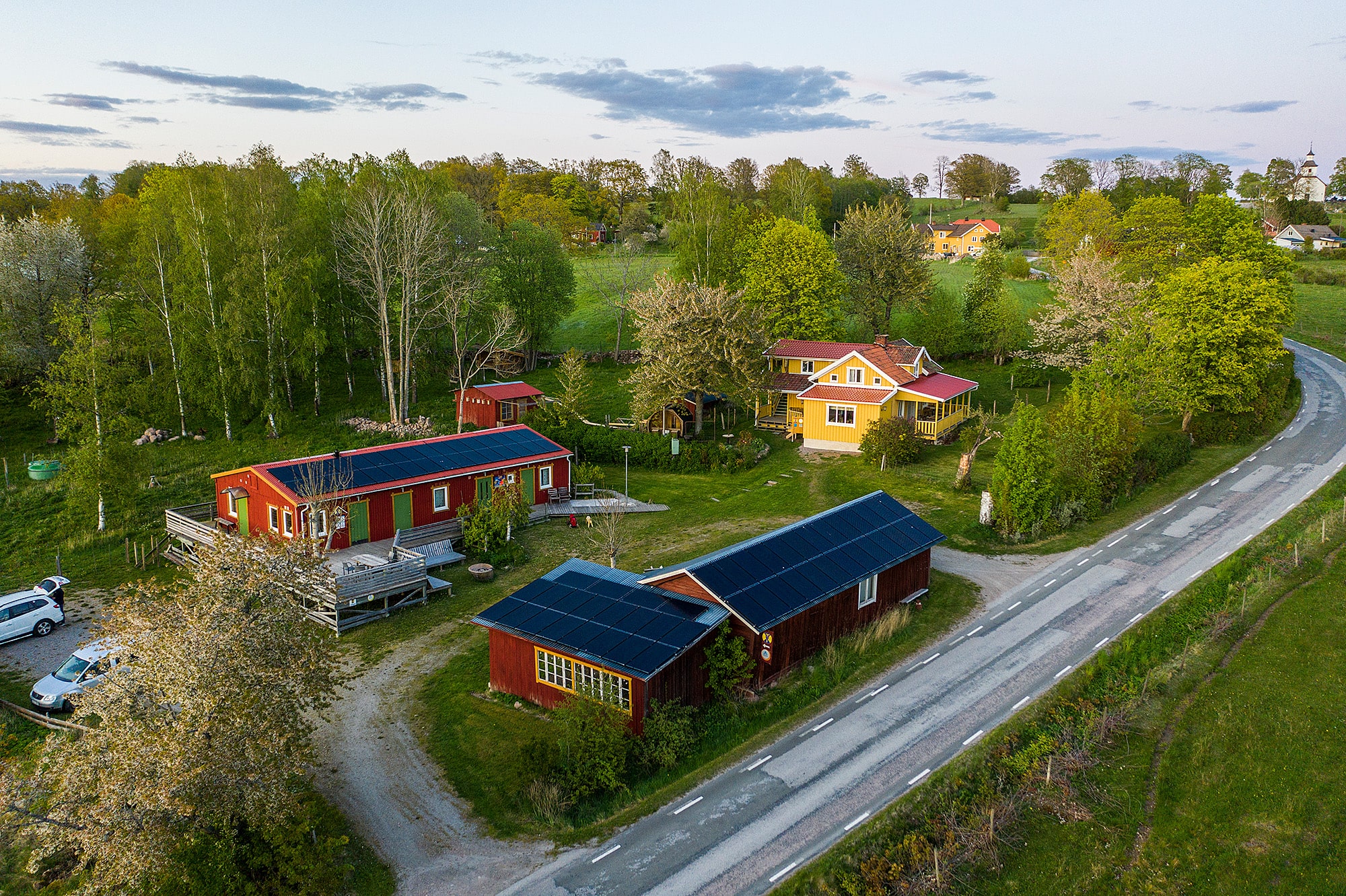 Ekohotellet från ovan med röda huset och gula huset