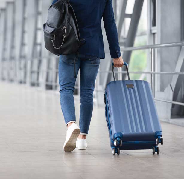 passagier wandelt in luchthavengebouw