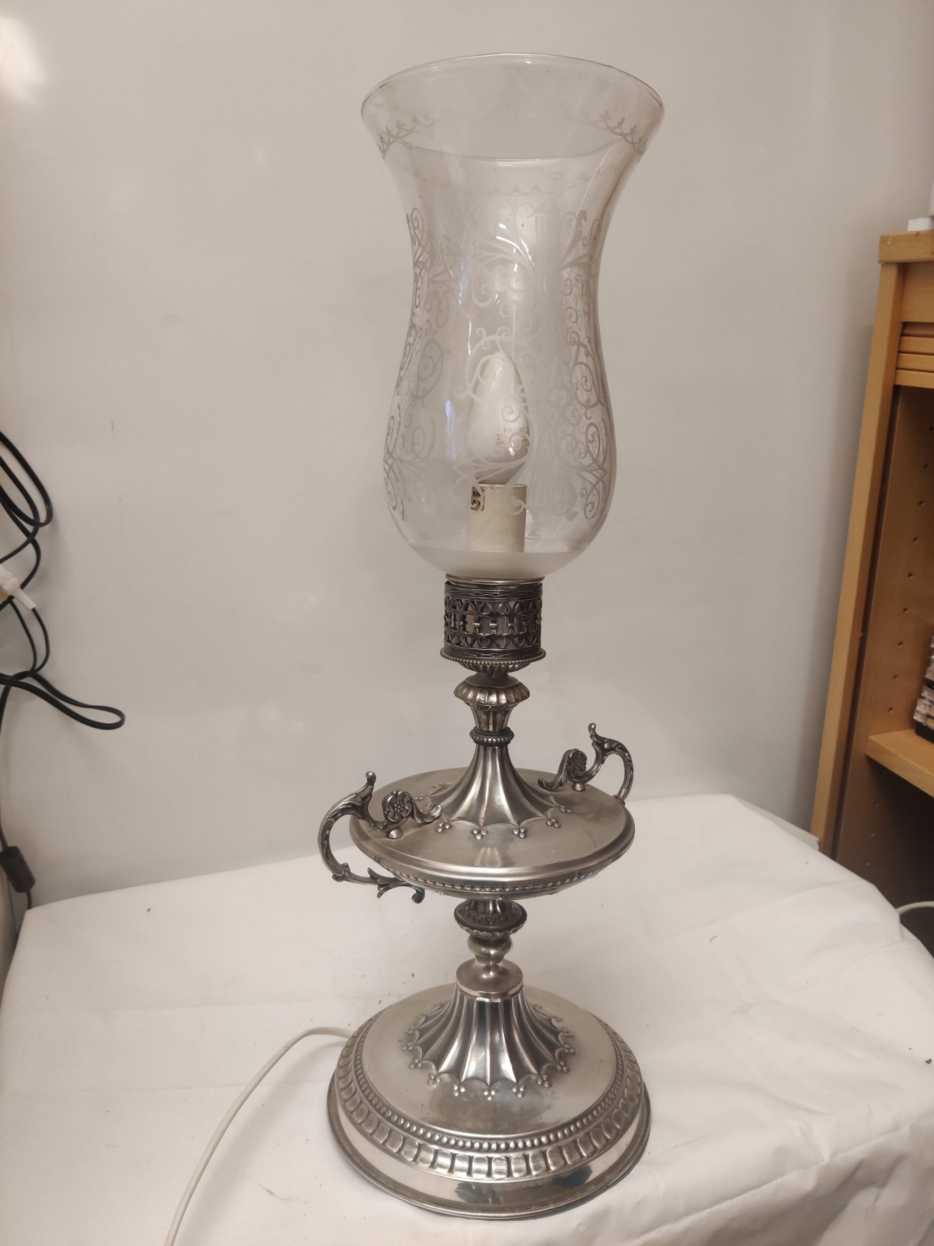 Metall bordlampe med glasskjerm.