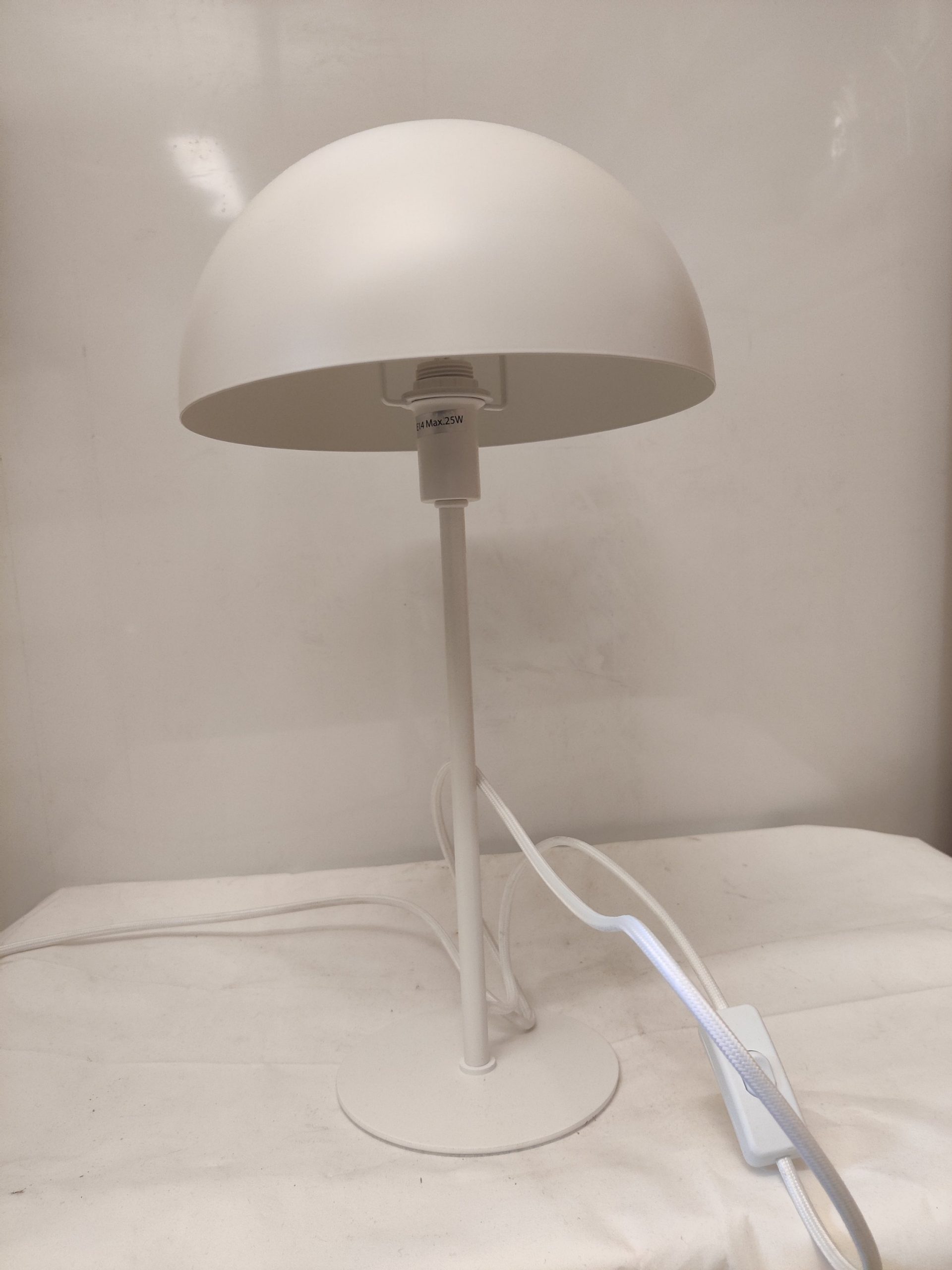 Hvit metall bordlampe