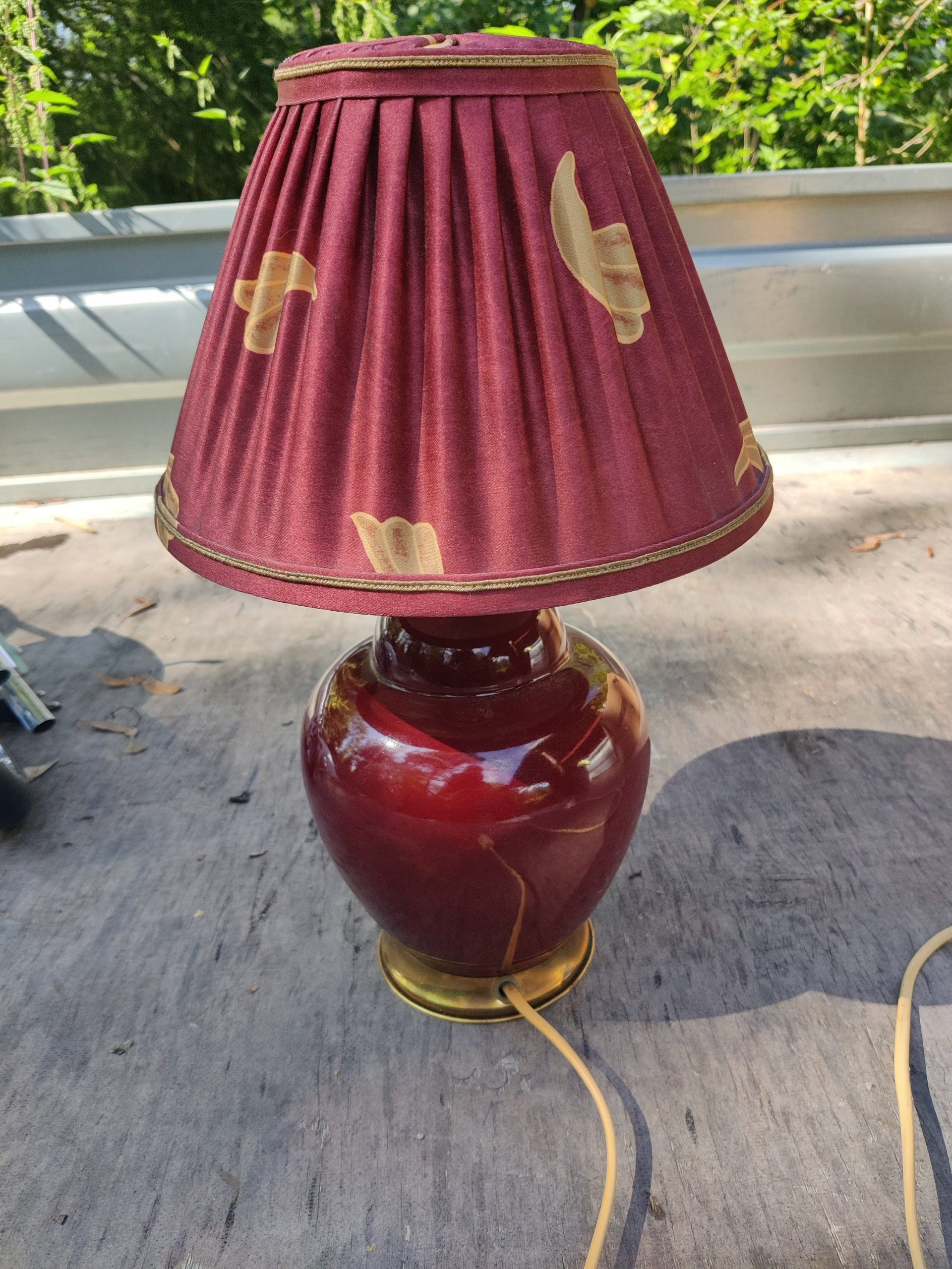 Rød keramikk bordlampe