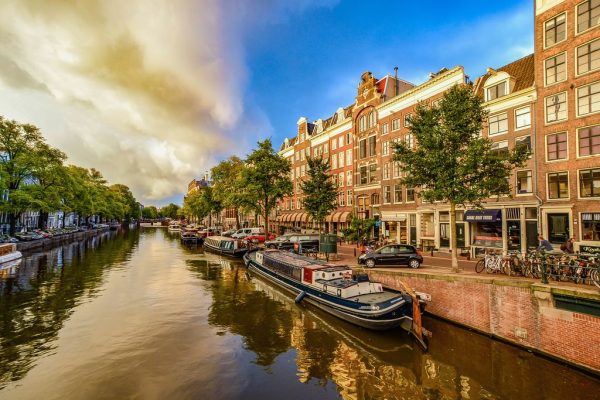 Woonboten liggen aan de kade van een kanaal in Amsterdam.