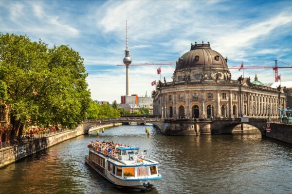 Toeristenboot vaart op de rivier Spree in Berlijn, met in de achtergrond het Bode-museum en de Fernsehturm.