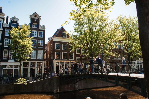 Brug over de grachten in Amsterdam.