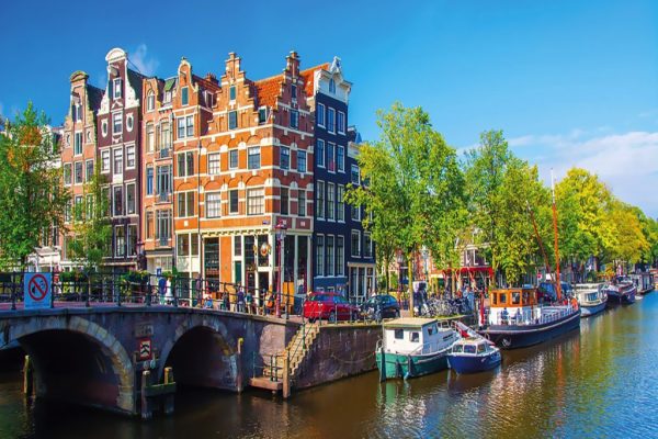 Herenhuizen en kanalen in Amsterdam op een zonnige dag.