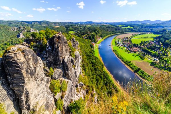 Uitzicht vanaf het uitkijkpunt Bastei in het Saxisch Zwitserland Nationaal Park.