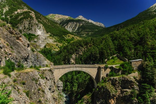 Stenen boogbrug over een kloof in de bergen rondom Briançon.