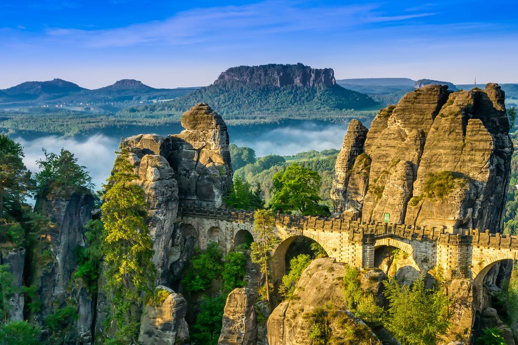 Zonsopgang boven de Bastei brug in Saxisch Zwitserland Nationaal Park. ©Shutterstock