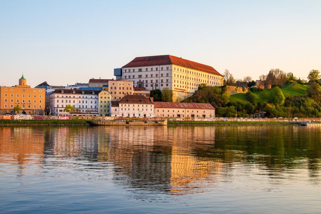 Zicht op de rivier Donau en de Oostenrijkse stad Linz.