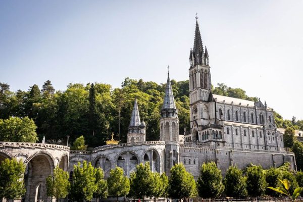Kerkgebouw in Lourdes.