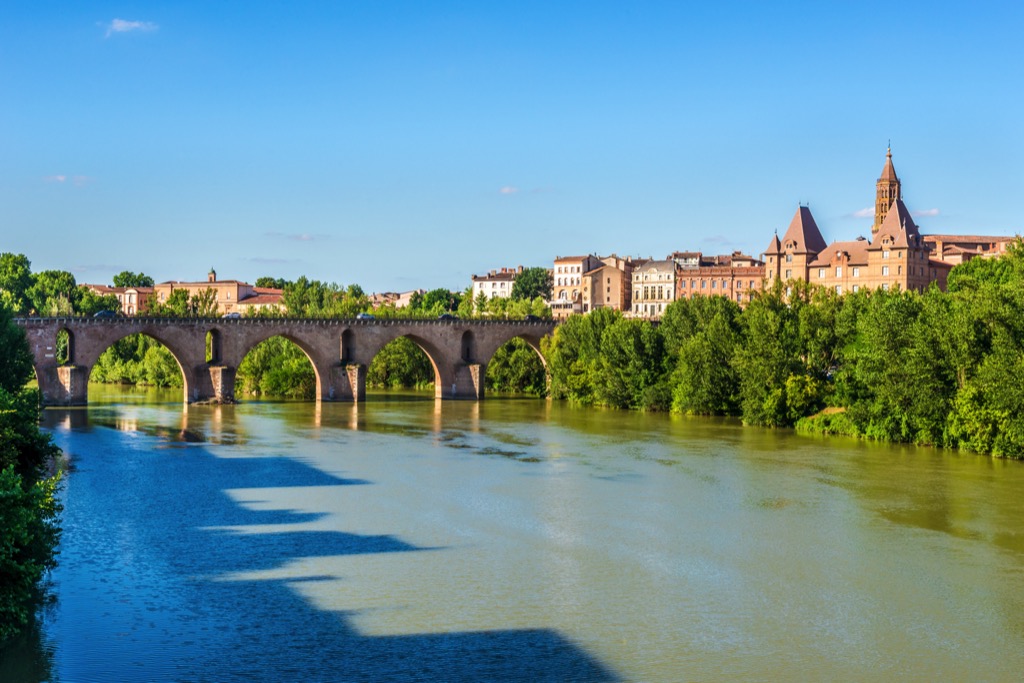 Brug over de rivier Tarn in de Franse stad Montauban.