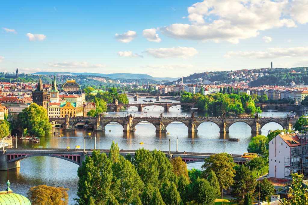 Zicht op de vele bruggen over de Vltava rivier in Praag. ©Shutterstock