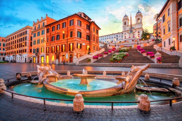 Fontein aan de Spaanse trappen in Rome.