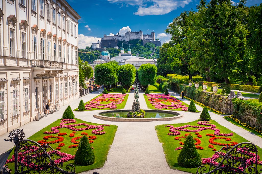 Tuinen van het Mirabell paleis in Salzburg. ©Shutterstock