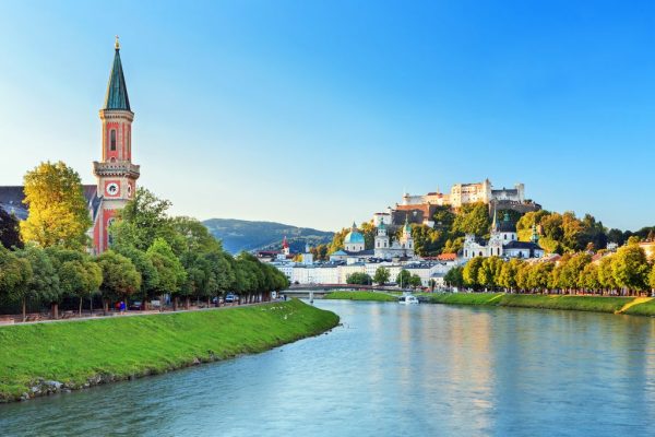 Zicht op Salzburg met het kasteel, de rivier Salzach en het historisch centrum.