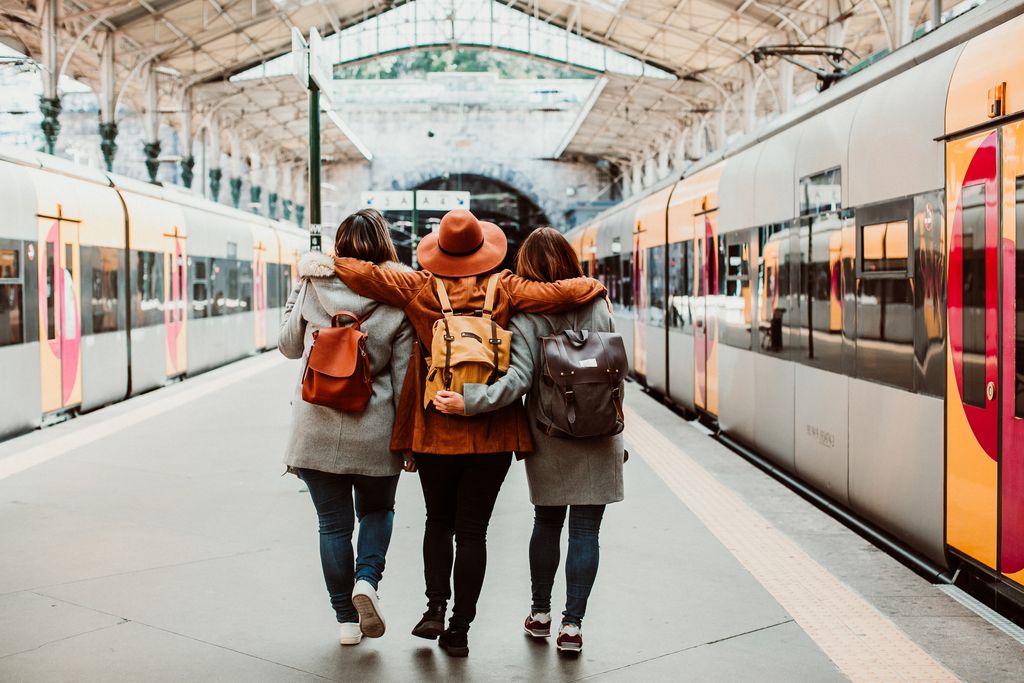 Groep vrienden wandelend op een treinperron. ©Shutterstock