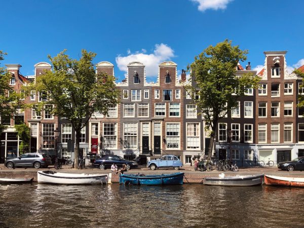 Zicht op de grachten en herenhuizen in Amsterdam.