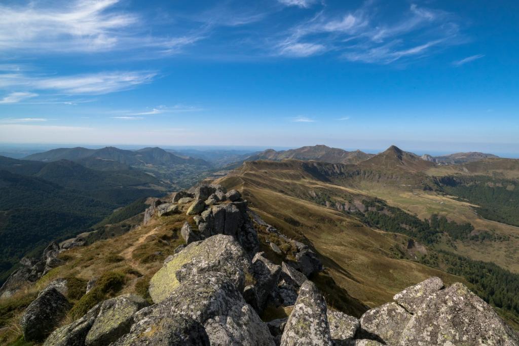 Uitzicht op de bergen in het Parc des Volcans d'Auvergne.