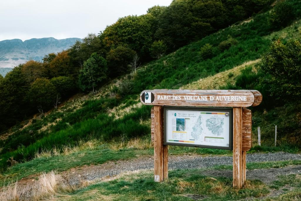 Foto van een bord met daarop de tekst Parc des volcans d'Auvergne.